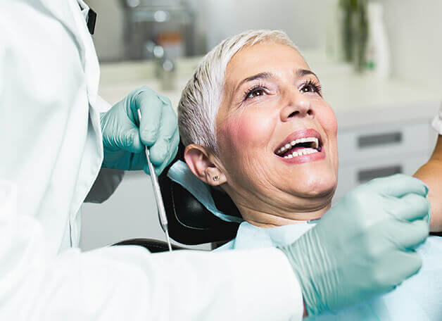 Patientin nach Einsetzen des Zahnimplantats